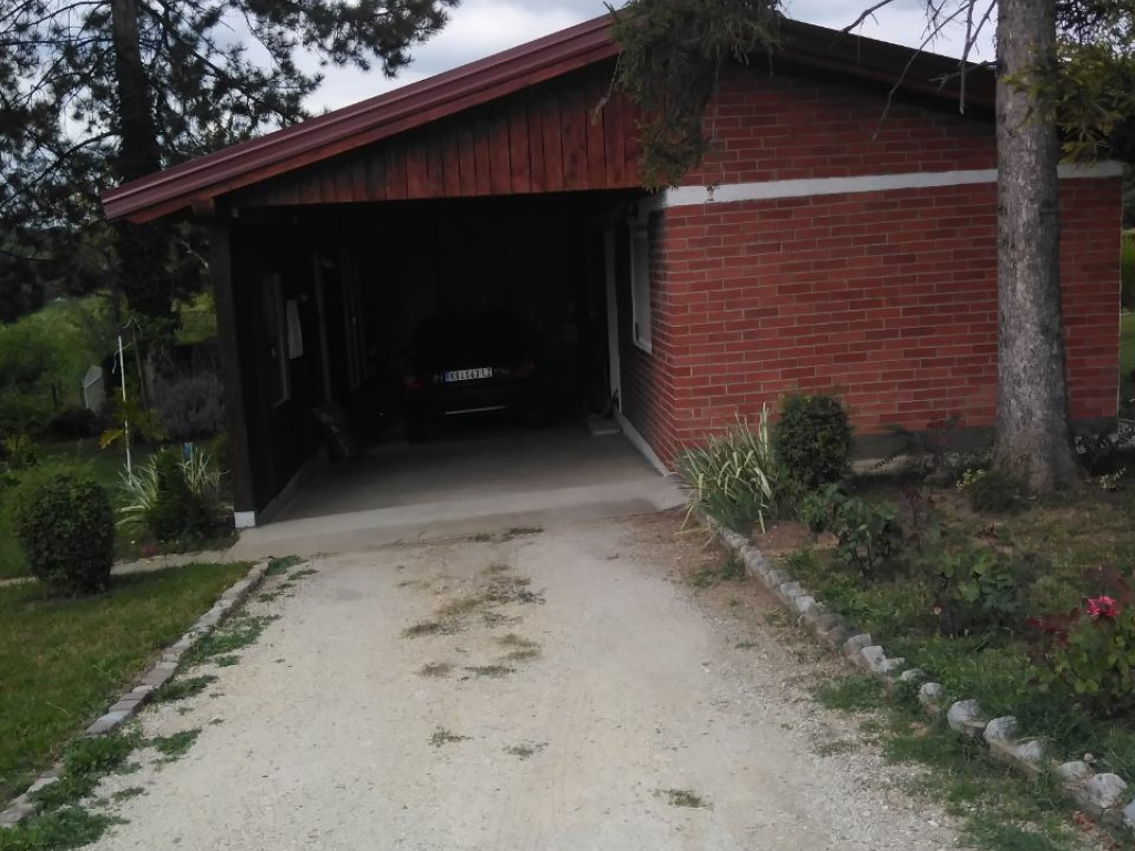 Kragujevac Kuća cetvorosoban i veci Vinogradi