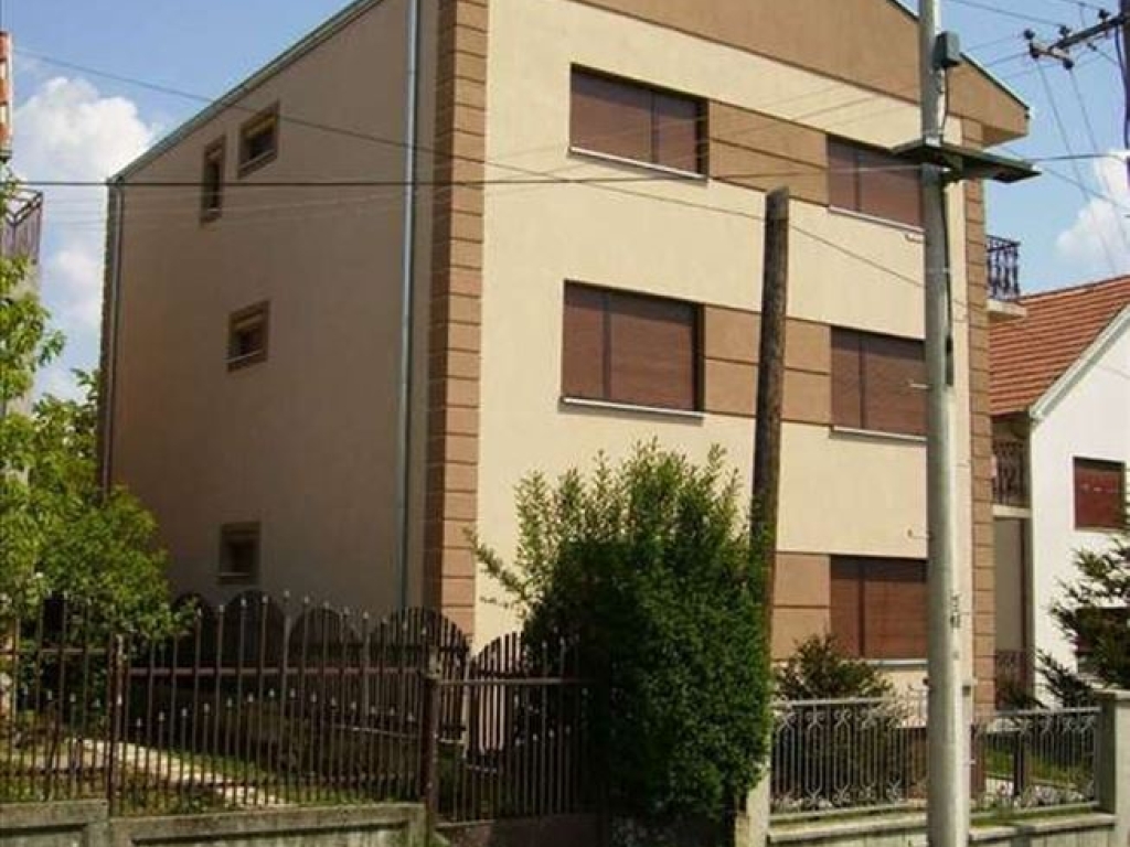 Kragujevac Kuća cetvorosoban i veci Stanovo